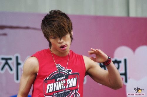 jjong’s tongue...an important thread (Holy crap he does this a lot)