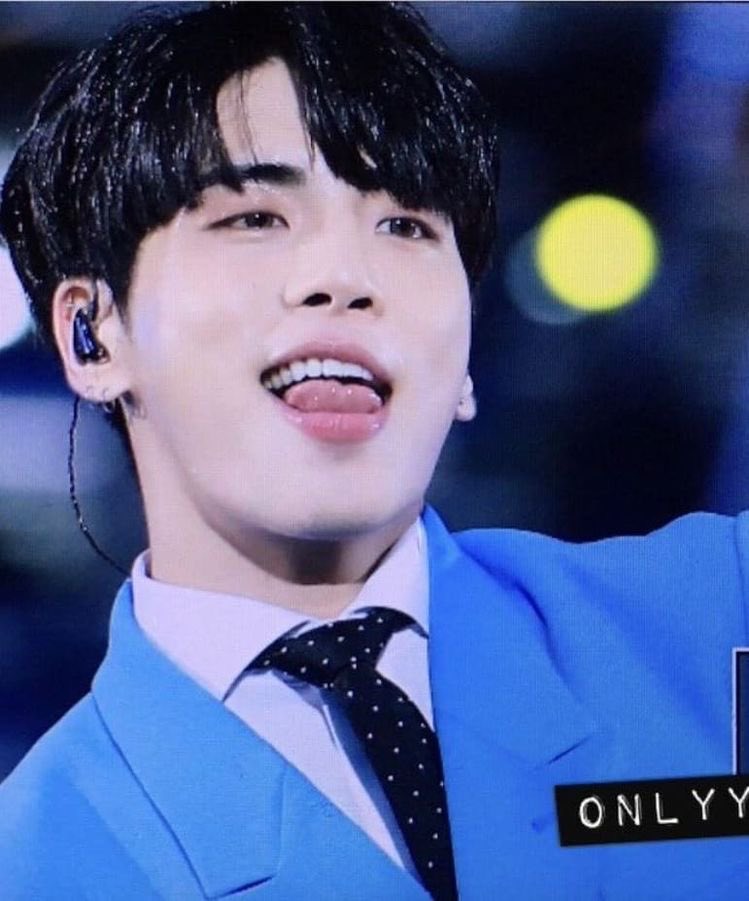 jjong’s tongue...an important thread (Holy crap he does this a lot)