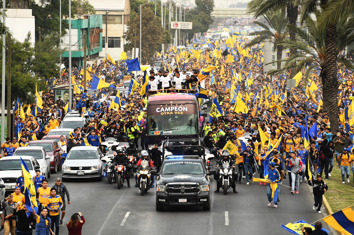 MXSudamerica's tweet photo. ¡La #HistoriaFutbolera del día de hoy es sobre el Torneo Apertura 2017, donde @Tigres 🐯 se llevó el título, venciendo en la final a su máximo rival, @Rayados 🔵! 

Así comienza este hilo de una gran historia, llena de emotividad. https://t.co/tR1MFbEQg4