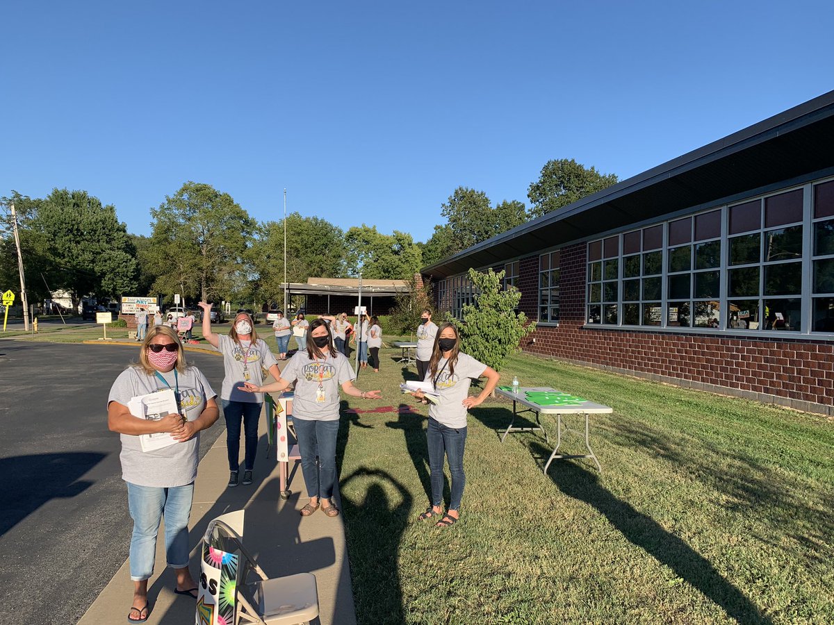 rosenbaum_30's tweet photo. We had an awesome turn out for @BissettBobcats meet the teacher car line! So excited to see students back in classrooms next week!❤️ https://t.co/Xb99v9mVFY