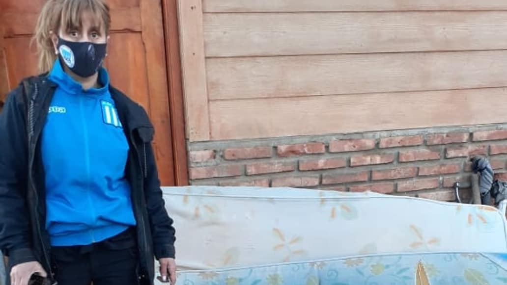 RacingBariloche's tweet photo. En una jornada de EMERGENCIA total, pudimos acercar esto a una familia que acaba de perder todo en un voraz incendio seguimos trabajando muy fuerte en la colecta de alimentos ropa calzado y todo lo nescesario para seguir ayudando! Vamos Academiaaa!!! #Bariloche #Racing #incendio https://t.co/iqAKCG4Wnw