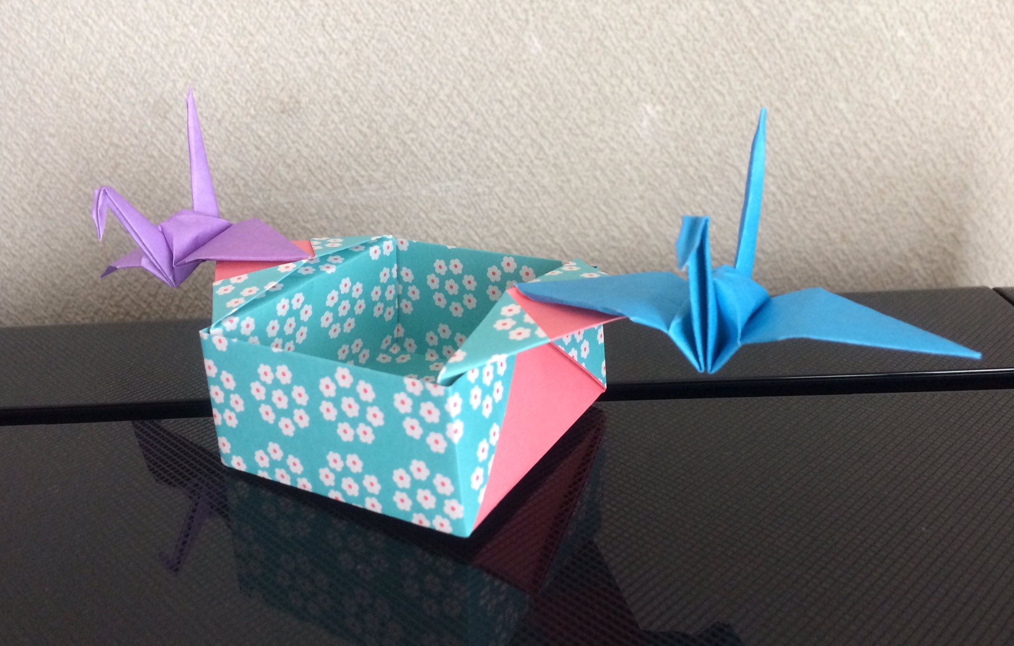 虹色工房 前回に引き続き 月刊おりがみ 9月号より 升に鶴 の升bです 折り鶴 の色を選ぶのが 楽しかった ちょっとした入れ物 としても 使いやすそう 15 両面折り紙 と 7 5 折り紙 使用 折り紙作品 Origami Origami おりがみ