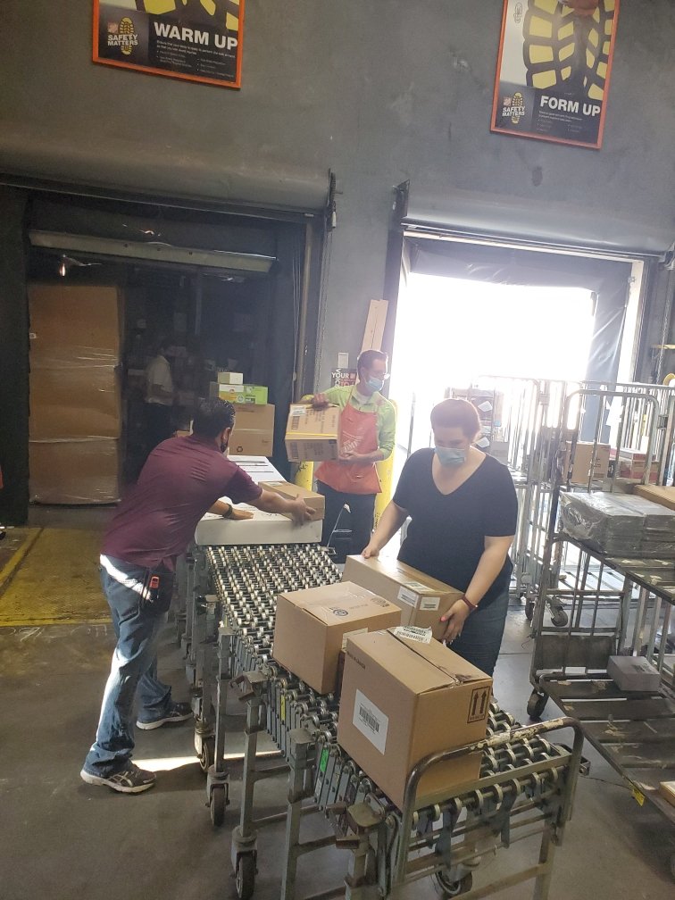 Jesusramirez698's tweet photo. 🗣I want to take a moment and give a big shout out to my store manager Ramon Montez and department supervisors of store 6662 Thousand Oaks. Thank you very much for helping unload one of tonight's truck. You guys are awesome‼ #serventleader #strongertogether #oneteam https://t.co/NkFqzqn7ZD