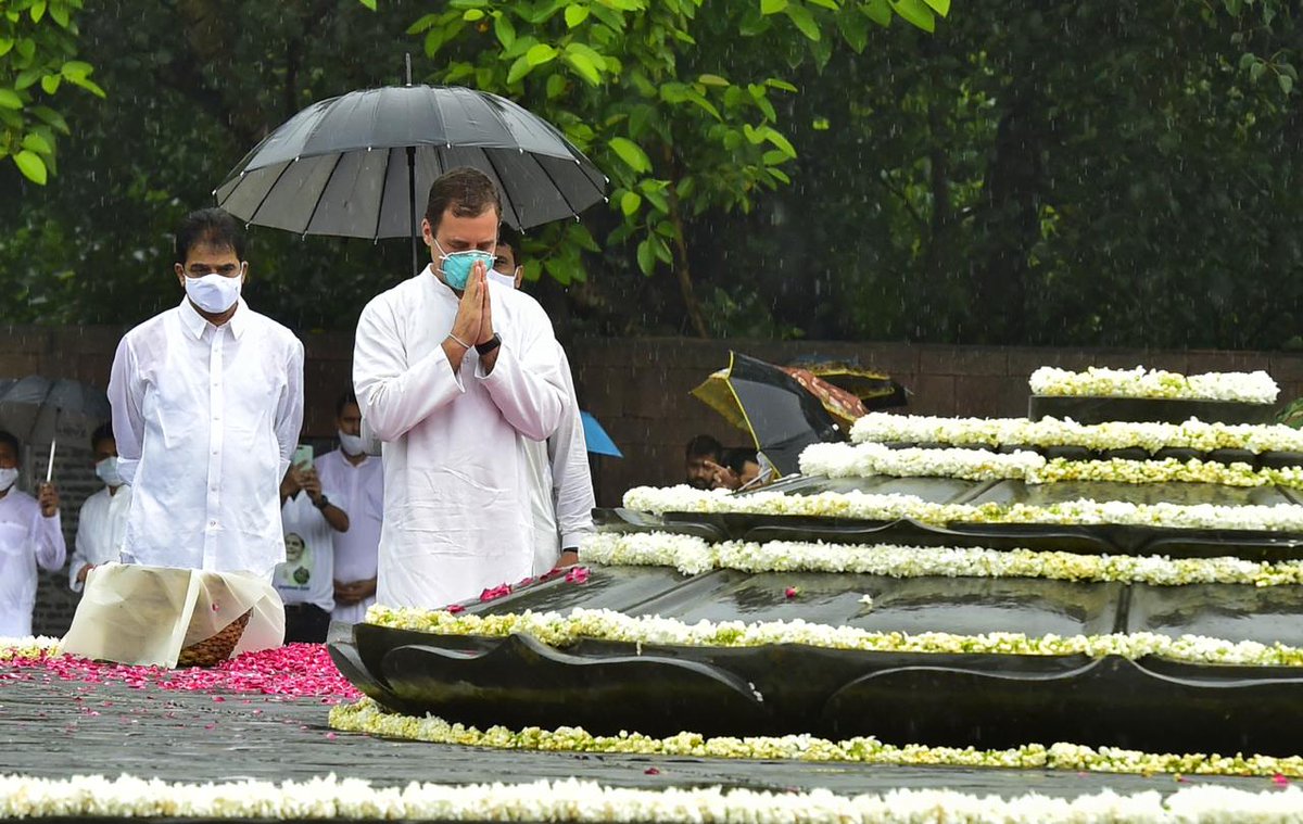 rohanrgupta's tweet photo. @RahulGandhi paying tribute to Rajiv Gandhiji at Veer bhumi
#RememberingRajivGandhi https://t.co/1eBc8UE2pf