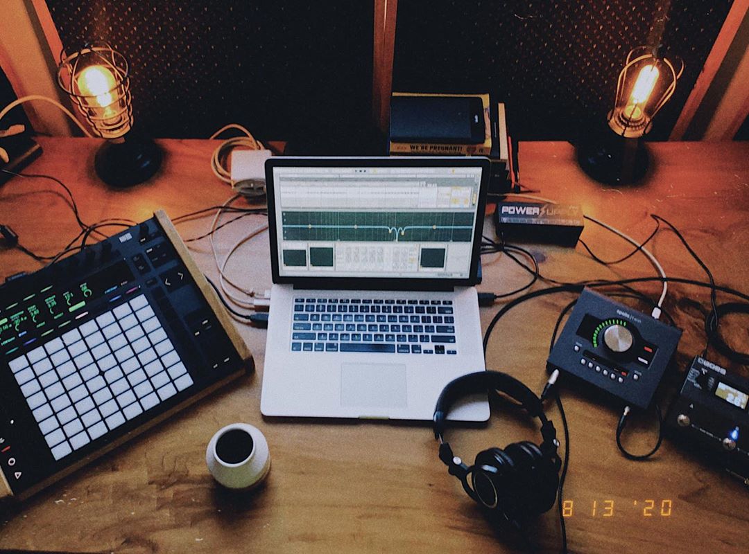 UAudio's tweet photo. โ๏ธ Coffee
โ๏ธ Controller
โ๏ธ #ApolloTwin
๐ธ @israhermosillo Getting work done.
#WorkflowWednesday #UniversalAudio #MusicProduction #AbletonPush #WFH #HomeStudio #UniversalAudioApollo #UADApollo #ApolloTwinMKII https://t.co/SwUv9sg7I6