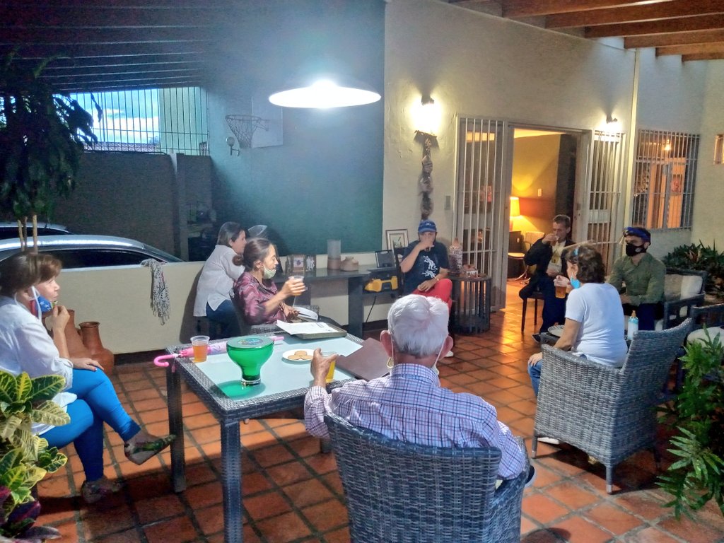 JFloresOlarte's tweet photo. Atendimos la invitación de habitantes del sector Quinimarí y UBCH Padre Lizardo en PQ. Pedro María Morantes, se recibieron algunas inquietudes, trabajaremos en conjunto para reforzar la seguridad y proteger la salud de la comunidad. @NicolasMaduro @FreddyBernal https://t.co/9qG8ZXPm3b