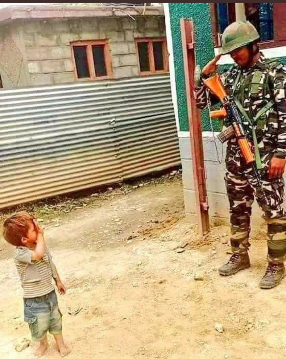 sagarbhw's tweet photo. संस्कार है साहब,
कोई पत्थर मार देता है - कोई सलूट
#RespectforUniform https://t.co/1ytPI61DiW