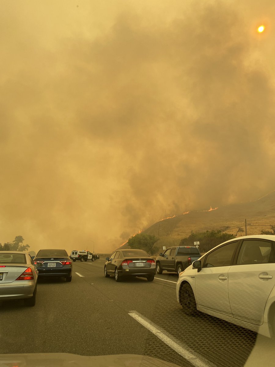JesseFenster's tweet image. Fire hitting the highway. #vacavillefire #LightningComplexFires #californiafire #californiafires #CAfire #CAfires