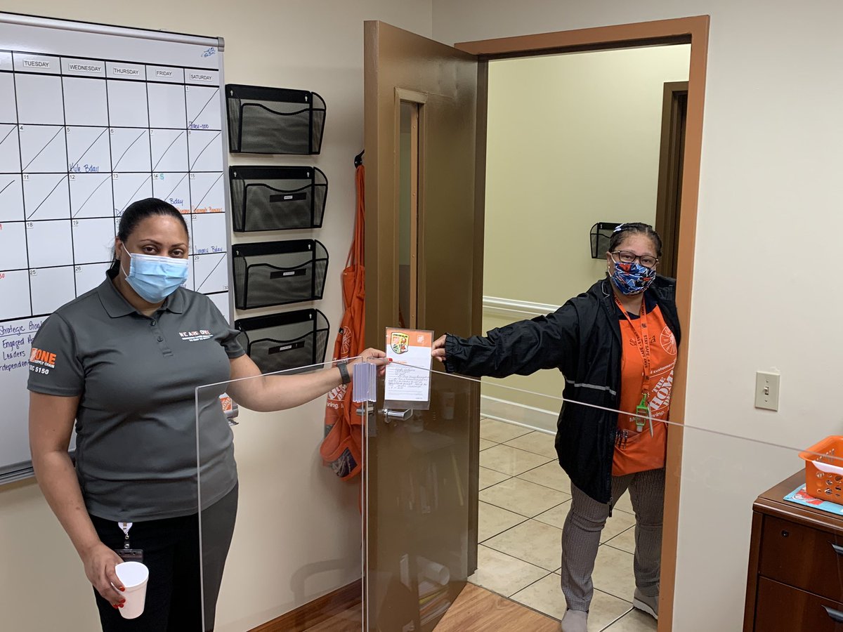 skelleyTHD's tweet photo. @_wledesma being recognized by AGM @SandraSeaborou1 for continuing to empower our leaders and associates!! Your guidance is very much appreciated #savannahstrong @SenterBo @JonC_THD @SDCEast https://t.co/XWccaZIKOl