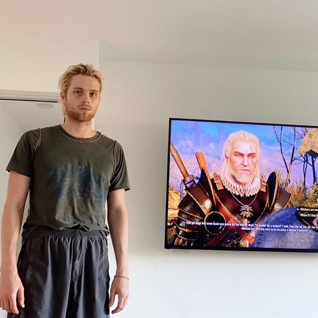_5SOSjp's tweet photo. ルークが約4ヶ月半ぶりにインスタグラム を更新!!少し見ないうちに更にワイルドになった？！
「自粛期間中にしてみたこと。犬と戯れたり、自分の毛を切ってみたり、料理（や掃除🙄）の仕方を習ってみたり...
みんなが元気にしていますように。愛を込めてx」
#5SOS https://t.co/XAR4poL4en