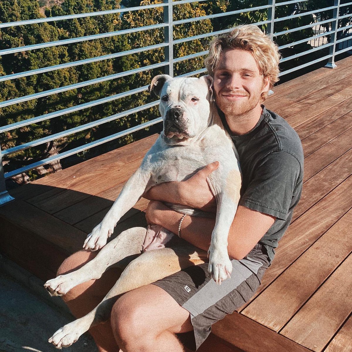 _5SOSjp's tweet photo. ルークが約4ヶ月半ぶりにインスタグラム を更新!!少し見ないうちに更にワイルドになった？！
「自粛期間中にしてみたこと。犬と戯れたり、自分の毛を切ってみたり、料理（や掃除🙄）の仕方を習ってみたり...
みんなが元気にしていますように。愛を込めてx」
#5SOS https://t.co/XAR4poL4en