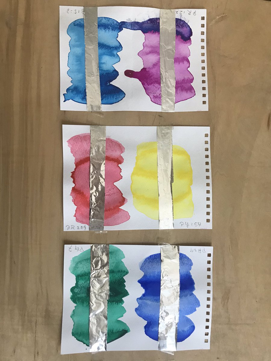 逆説君 Gkst けっきょくダイソーの三連皿が使いやすいようです 以前六連を紹介したことがありましたが それより筆を動かすスペースがあって絵具を溶きやすく 水切りもしっかりできる ホーローバットは正直 特にこれといったメリットが感じられませんで