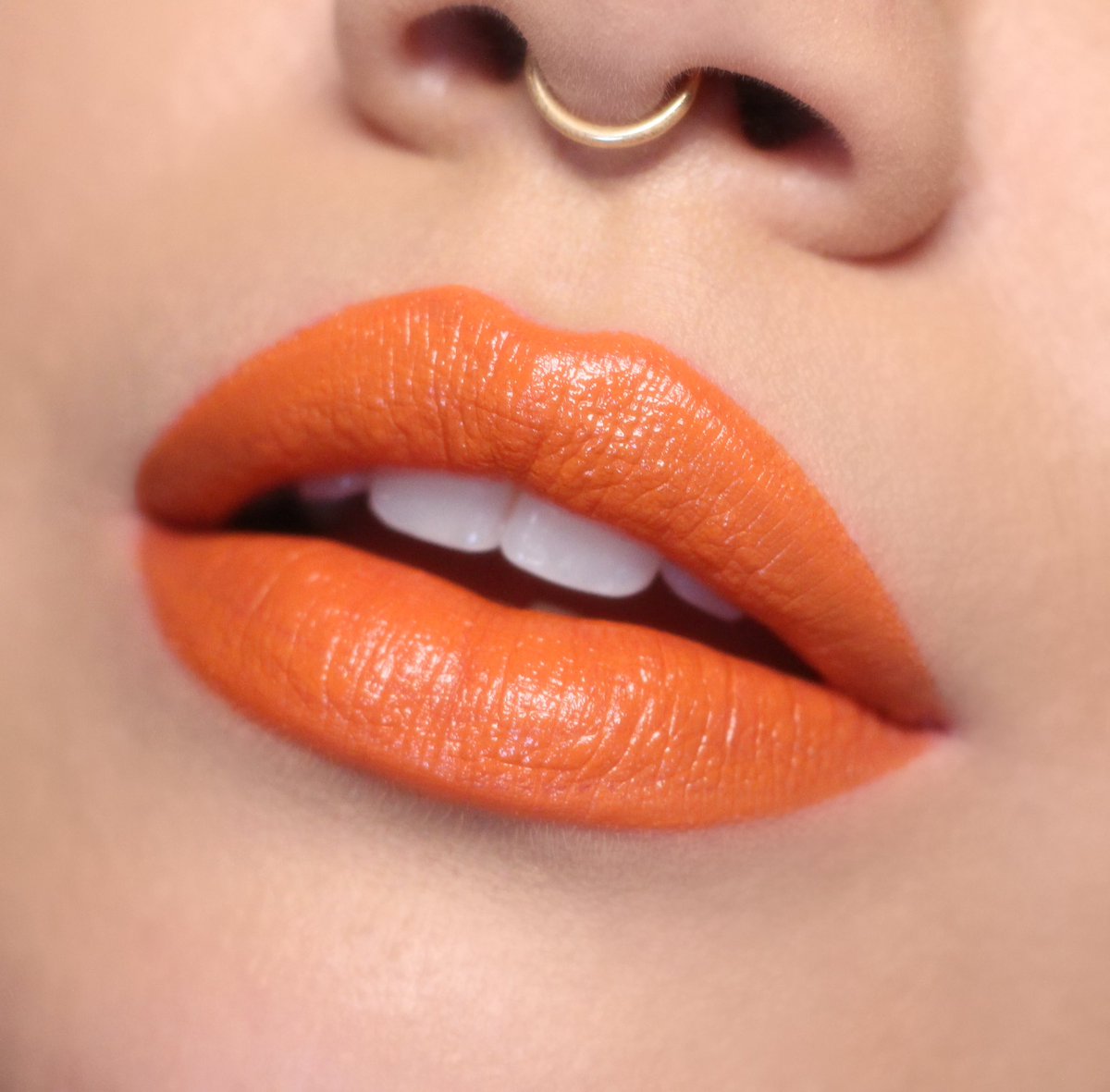 beautibean's tweet photo. the most perfect clementine orange 🍊
—
I got to try out @bitebeauty’s new lip lab at home and created this custom shade that I can’t stop wearing. Swipe for the formula so you can recreate this orange dream. I already have my next shade idea planned 😸
—
#liplabxbite #bitebeauty https://t.co/OHzgSLWQxG