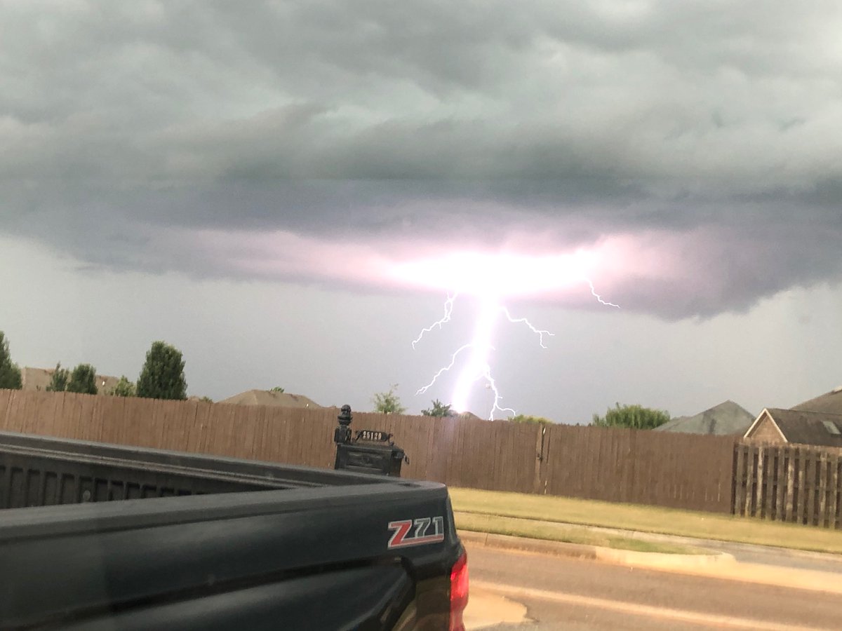 e_downs's tweet photo. @spann Took these this afternoon in East Limestone looking south ⚡️ https://t.co/OrDJ9fy3E9