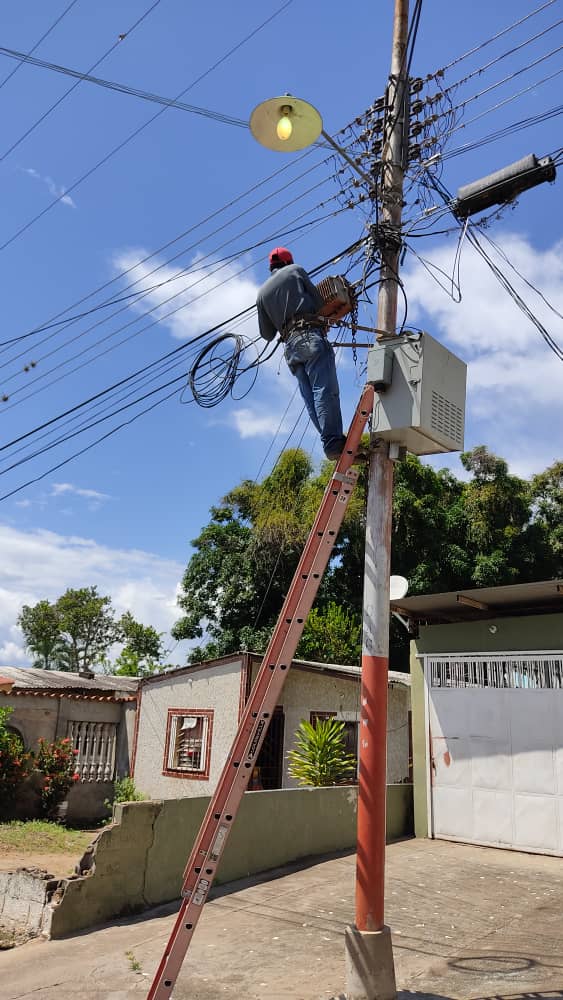 tvzamoraVE's tweet photo. Hoy #15Ago el personal técnico de @tvzamoraVE trabajó el la falla en le sector de #CampoRojo #SnFelix dónde el nodo principal se encontraba dañado por problemas eléctricos. Ya el servicio fue corregido. Seguimos trabajando para ustedes. https://t.co/gsBcsnnglX