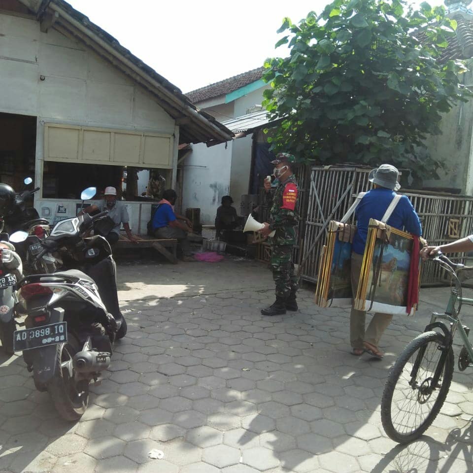 koramil_wedi's tweet photo. Babinsa koramil 07/wedi kodim 0723/Klaten melaksanakan patroli penegakan disiplin protokol kesehatan di pasar hewan wedi
#Kodim0723/Klaten
#Korem074/wrt https://t.co/KSlcXbLzaE