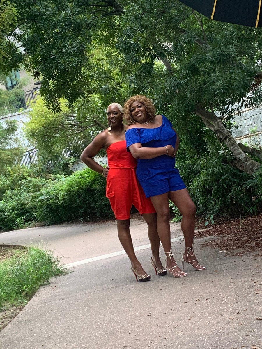 crunchberries2's tweet photo. #beltlineselfie🧡💙🧡 https://t.co/IUFzgiPIpm