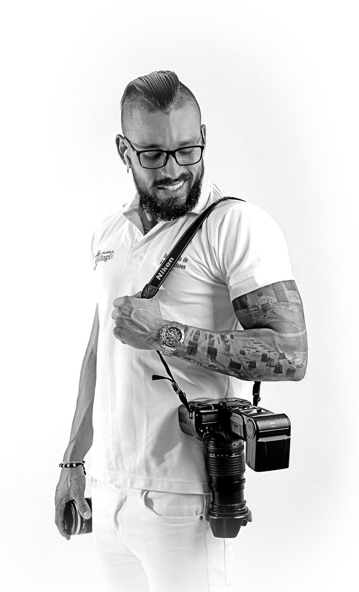 Juanoafa's tweet photo. Algunos escriben su historia en hojas, yo la escribo en imágenes 📸💡 @AlcaldiaItagui https://t.co/Rn2k6uVqUu
