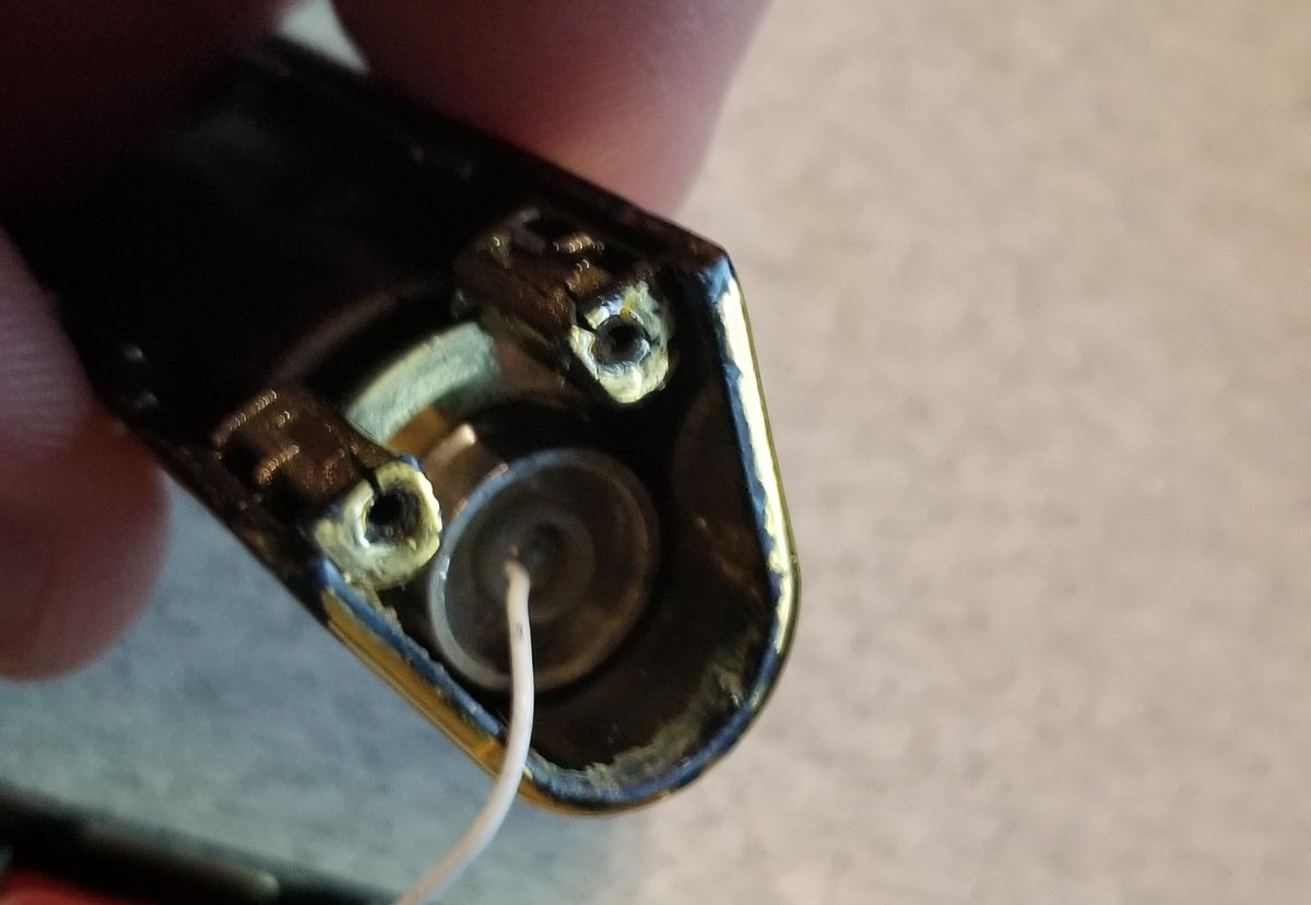 So the vape cartridge plus into the other side of this connector.Turns out this is a "510 battery connector"You'll see it only has one wire connecting to it right now: that's one of the main reasons it doesn't work