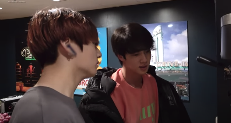 BlurBts's tweet photo. these are not the apple airpods you were looking for
#bts #jungkook #jin #jk https://t.co/TI8OgvPclw