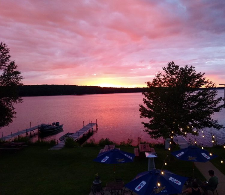 SunsetViewWI's tweet photo. Showstopper sunset tonight! “Alexa, take me to the lake.” 💖
.
.
.
#sunset #sunsetlover #thisview #sunsetview #takemetothelake #postlake #isthisreallife #dreamy #northwoods #nature https://t.co/C3TBQSu0zx