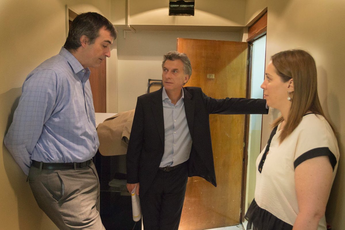 - ¿Qué te pedimos?
- Que no escribiera más poemas sobre el aborto...
- Sí, ¿pero qué mas?
- Que no me mandara más cagadas...
- ¿Y qué hiciste?
- Puse una foto mía como fondo de Zoom en plena sesión...