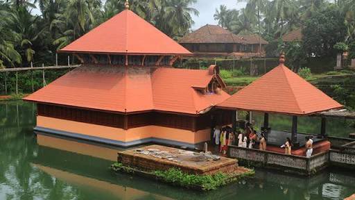  Anantha Lake temple has beautiful wood carvings & paintings on ceilings of the Mandapam depicting stories of Dashavatharam (10 incarnations of Lord Vishnu), NavaGrahas(9 planets). On either side of the Sanctum- Dwara-palakas-Jaya & Vijaya are beautifully carved in wood5/5