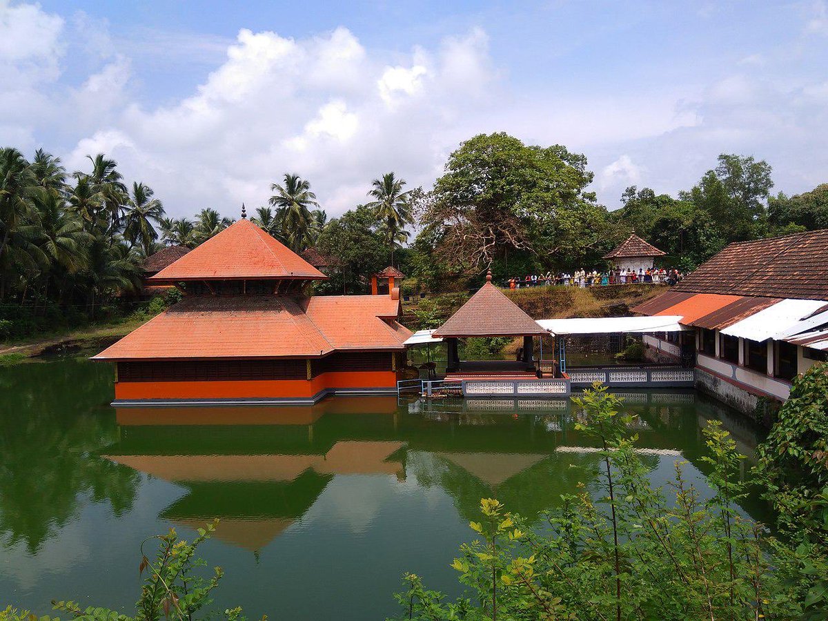 Anantha Lake Temple’s Sreekovil (sanctum sanctorum), Namaskara-mandapam, Thittapalli & shrines of Jala-Durga & entrance of the cave are located in the lake. The Namaskara Mandapam is connected to the eastern rock by a foot-bridge which is the only passage to the Sanctum4/5