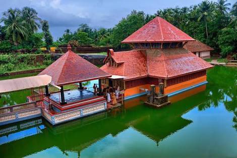  Anantha Lake Temple’s Sreekovil (sanctum sanctorum), Namaskara-mandapam, Thittapalli & shrines of Jala-Durga & entrance of the cave are located in the lake. The Namaskara Mandapam is connected to the eastern rock by a foot-bridge which is the only passage to the Sanctum4/5
