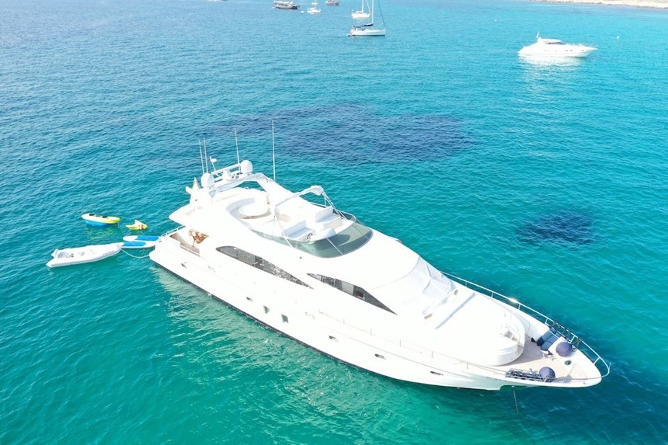 SovrenYachts's tweet image. Charter 25m M/Y Hemera IV in Ibiza this August/Sept! There has never been a more perfect time to cruise the ‘out of this world’ waters of Ibiza &amp;amp; Formentera! 
Hemera IV's interior layout sleeps up to 10 guests in 4 rooms. Contact charter@IYR.net
#yachtcharter #yachtcharteribiza