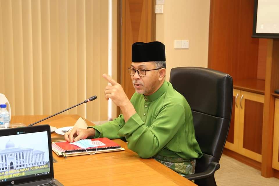 AzlanMan6's tweet photo. 14.08.2020 (Jumaat) 

Mempengerusikan Majlis Mesyuarat Kerajaan Negeri Perlis (Exco) Bil. 28 / 2020 bertempat di Kompleks Dewan Undangan Negeri, Kangar hari ini. Semoga segala urusan pentadbiran Kerajaan Negeri Perlis dipermudahkan dan dirahmati Allah SWT. In Sha Allah. Aameen. https://t.co/36njtqlJcS