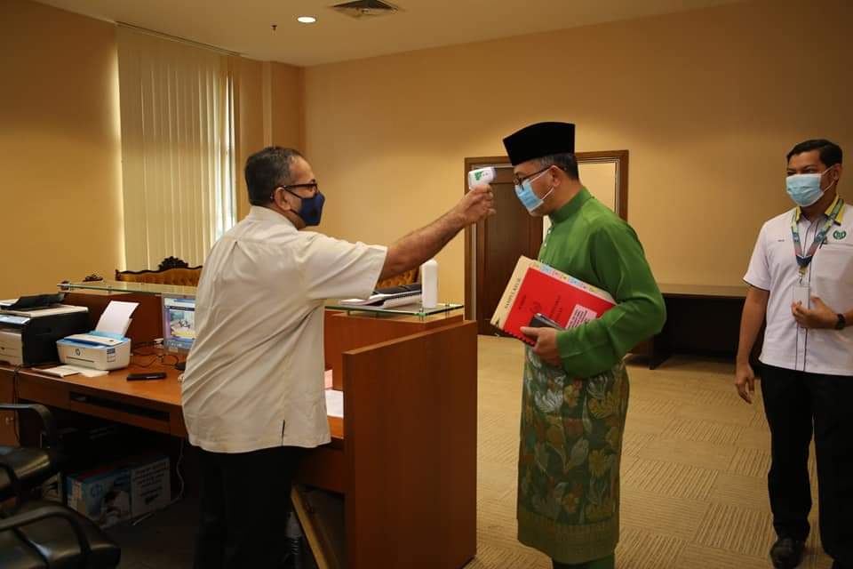 AzlanMan6's tweet photo. 14.08.2020 (Jumaat) 

Mempengerusikan Majlis Mesyuarat Kerajaan Negeri Perlis (Exco) Bil. 28 / 2020 bertempat di Kompleks Dewan Undangan Negeri, Kangar hari ini. Semoga segala urusan pentadbiran Kerajaan Negeri Perlis dipermudahkan dan dirahmati Allah SWT. In Sha Allah. Aameen. https://t.co/36njtqlJcS