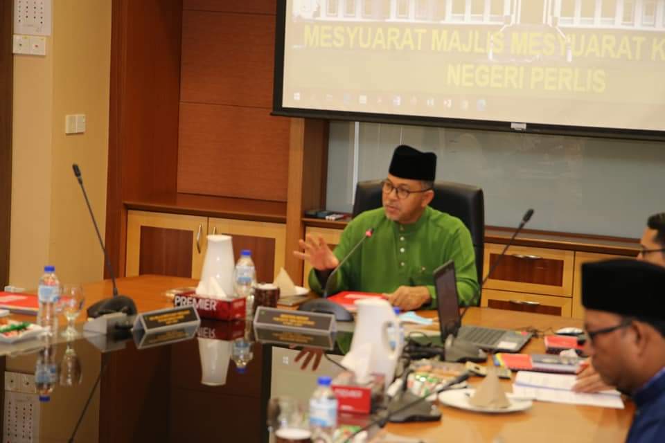 AzlanMan6's tweet photo. 14.08.2020 (Jumaat) 

Mempengerusikan Majlis Mesyuarat Kerajaan Negeri Perlis (Exco) Bil. 28 / 2020 bertempat di Kompleks Dewan Undangan Negeri, Kangar hari ini. Semoga segala urusan pentadbiran Kerajaan Negeri Perlis dipermudahkan dan dirahmati Allah SWT. In Sha Allah. Aameen. https://t.co/36njtqlJcS