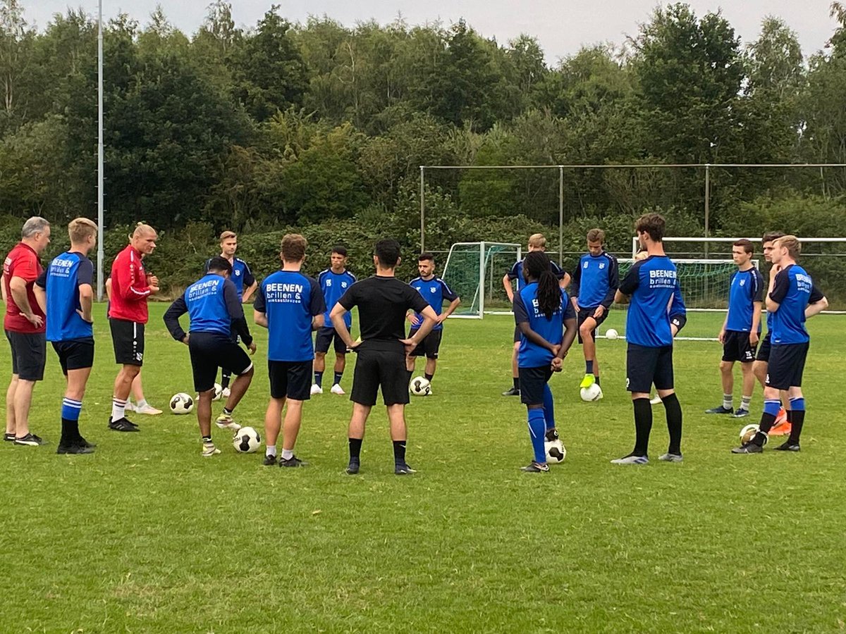 VV Heerenveen 1 (zondag) zoekt verzorger en mede-leider: Het eerste team van VV Heerenveen, spelende in de 1e klasse KNVB, op de zondag, zoekt nog een verzorger en een tweede leider. Het is een jonge groep met veel eigen jeugd. Het nadeel is dat onze... tinyurl.com/y6jz8mw7