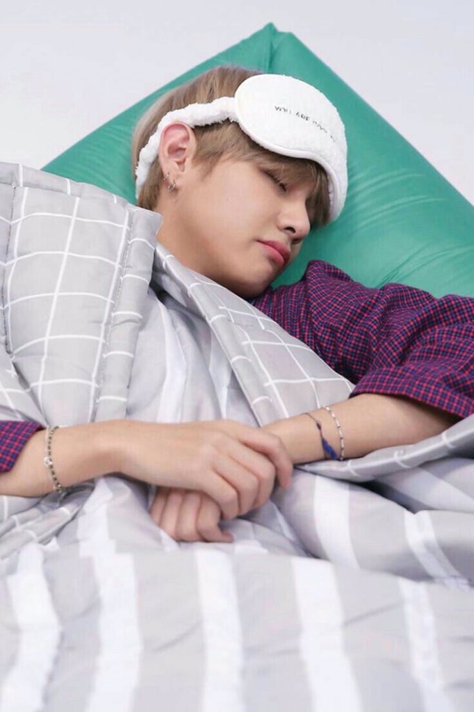 __minmini__'s tweet photo. Доброе утро.💕 Сейчас иду одна на море~~ Как пройдёт ваше утро?😋💛
#BTS_Dynamite_ONEword https://t.co/0NYHv4k0Qt