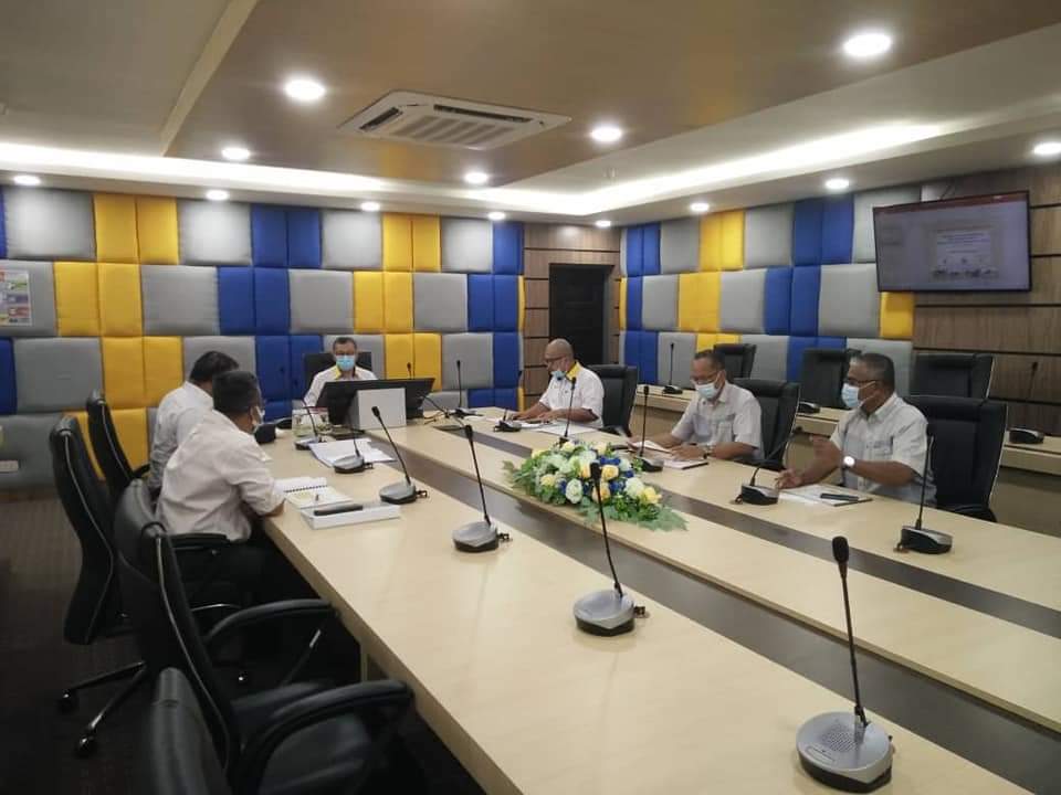 AzlanMan6's tweet photo. 18.08.2020 (Selasa) 

Mempengerusikan Mesyuarat Khas Lembaga Pengarah Pens Holdings Sdn. Bhd bertempat di Bilik Mesyuarat Utama, Pusat Transformasi Bandar (UTC) Kangar petang ini. https://t.co/LsBpfk8uAS