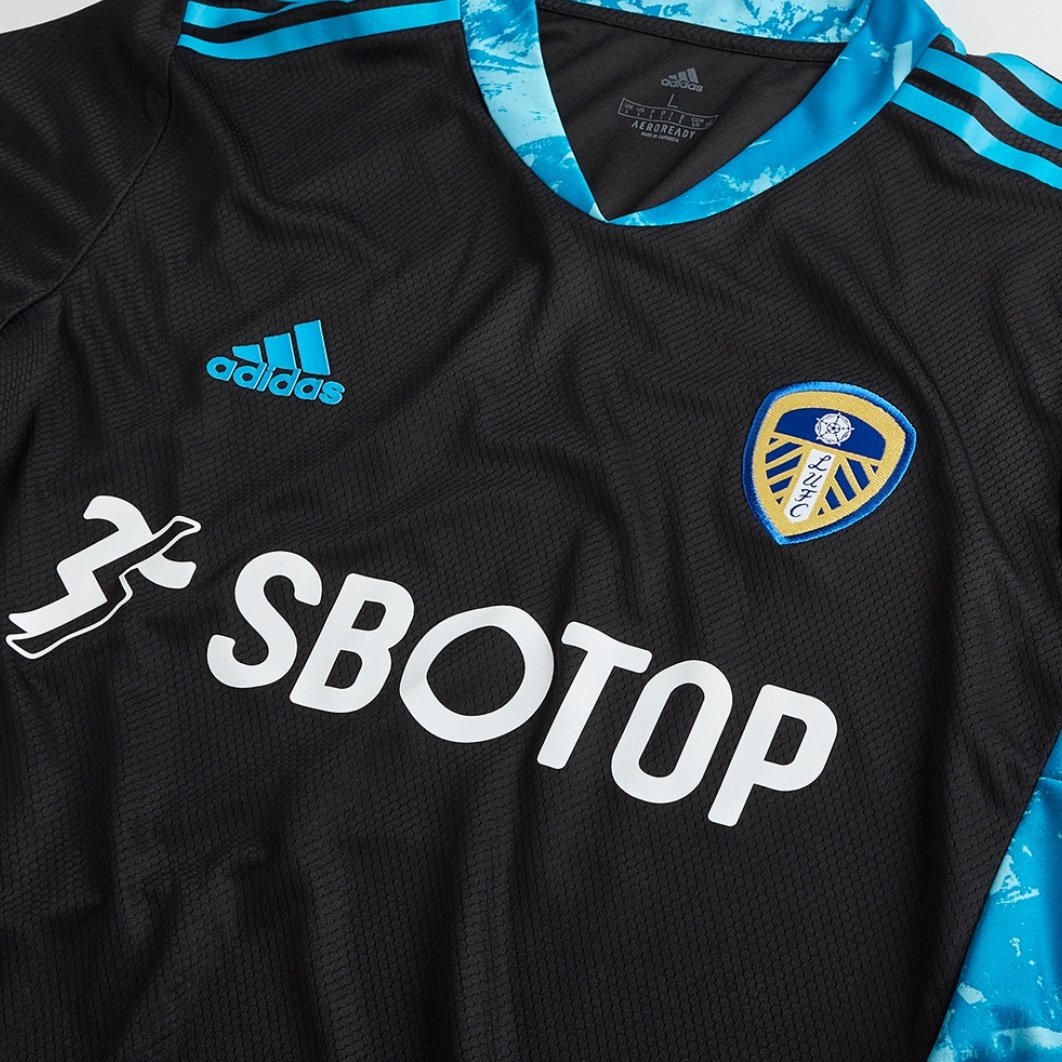 The Terrace On Twitter The Leeds United 20 21 Goalkeeper Kit Has Appeared On The Clubs Store What Do You Think Lufc Leedsunited