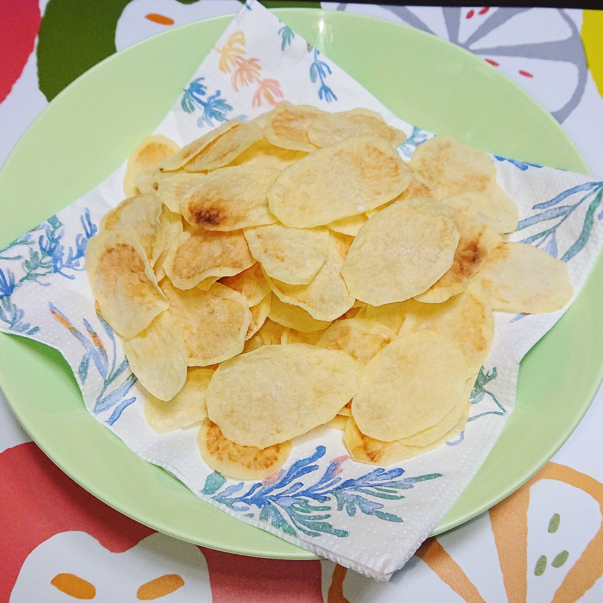 ちんぷい 手作りポテチ 油を使わず電子レンジで作れると言うのでダイエットにもいいと思い作った素朴な味だけど思ったより美味しいかった 今回小さいジャガイモだったので次回は大きいジャガイモで作ってみる 手作りポテトチップス ポテチ