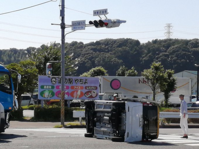 事故 国道16号 千葉県八千代市米本 道の駅やちよ前で横転事故 車が横倒しになっている 現地の画像や動画まとめ まとめダネ