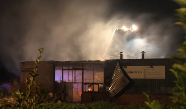 Grote brand in voormalig bedrijfspand Gieterij aan de Bergweg in Neede - ..