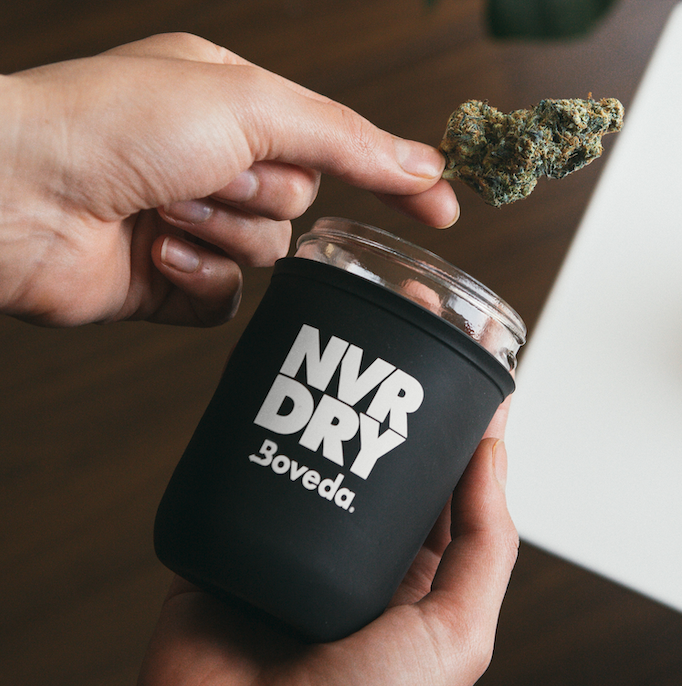 BovedaCannabis's tweet photo. Cannabis storage matters. If it's not airtight with a terpene shield, you're losing quality as we speak. 😯 What are you storing your flower in? (We love airtight @ReStashJars!) https://t.co/yyF9p6Zm8D