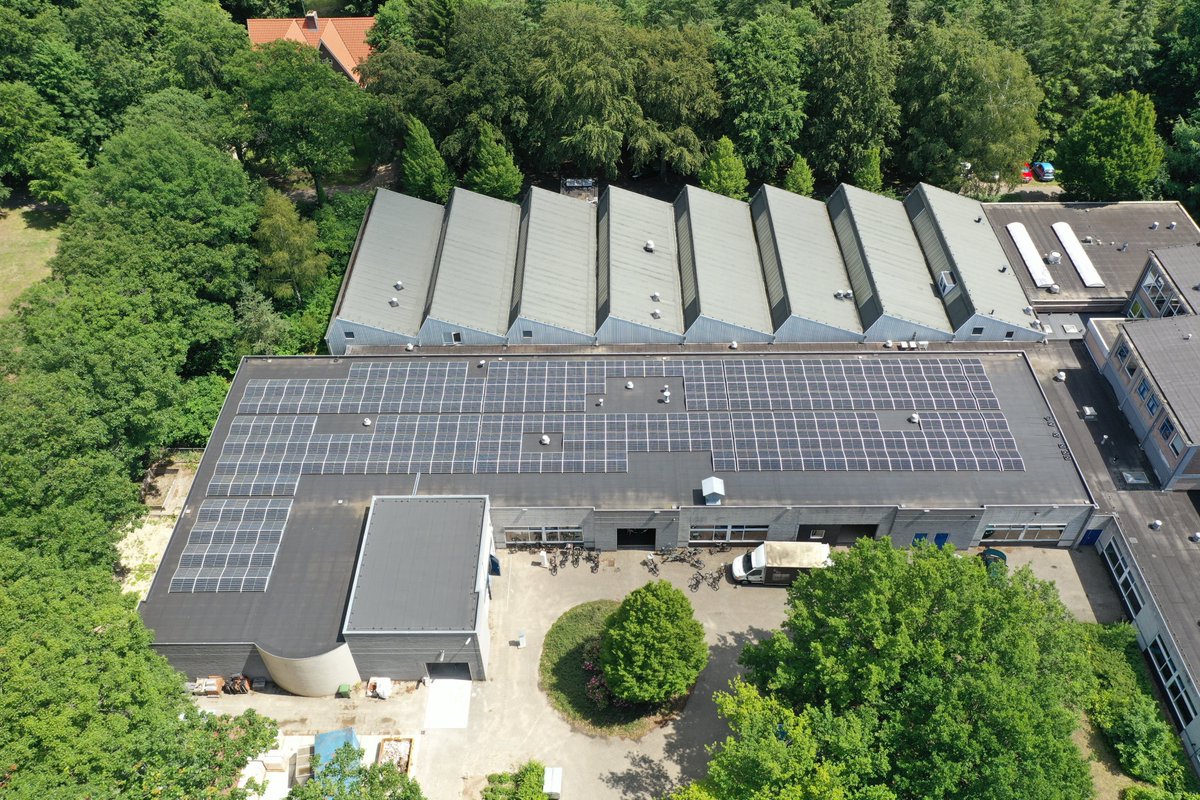PVpanelen's tweet photo. Net voor de zomervakantie hebben wij dit project bij Vakcollege Maarsbergen opgeleverd. Het systeem is officieel in gebruik genomen door wethouder Rob Jorg. In totaal zijn er 432 panelen geplaatst (145 kWp). Lees meer via onderstaande link: https://t.co/1eHBWjwd5L https://t.co/Mbhv1mV1p6