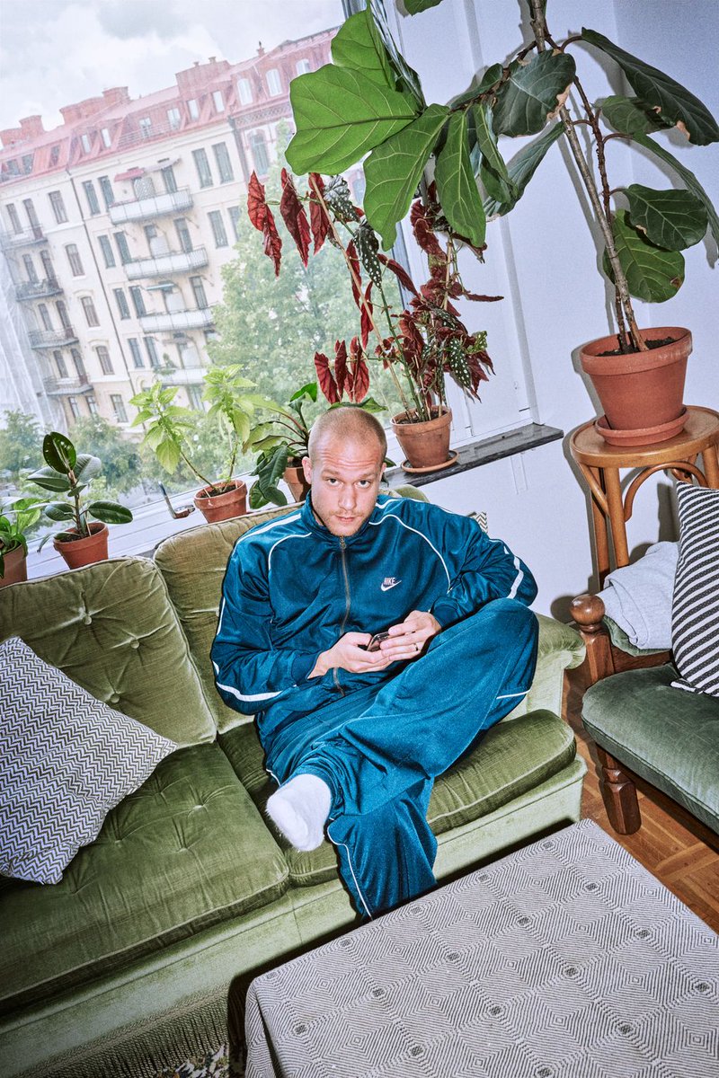 Djungeltrumman's tweet image. Victor Hollender lärde sig reglerna för att sedan skita i dem. På EP:n Cerna har han varit fri och låtit känsla och lekfullhet vägleda honom. 
buff.ly/3g922sI