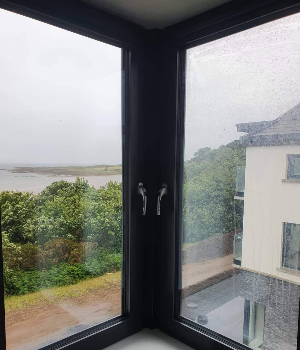 Finaghycleaning's tweet photo. Today's action shot👀

Look at the difference👀

Internal &amp; External Window Cleaning carried out by
Finaghy Cleaning &amp; Support Services Limited

How to get in touch with us;
📞 028 9062 6190
📧 info@finaghycleaning.com
🔏 Private Message

Finaghy Cleaning &amp; Support Services https://t.co/fw80dEzmD2