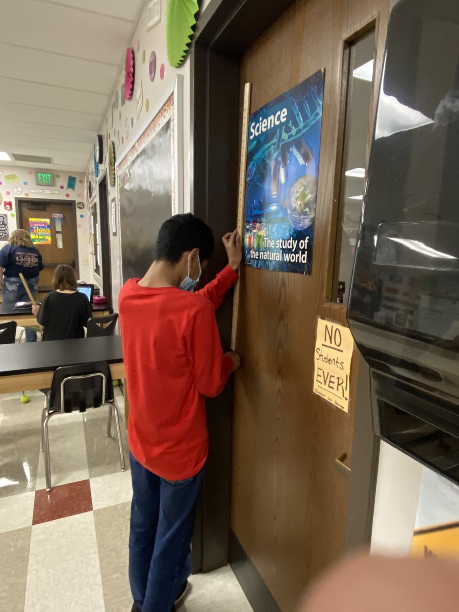 MHeimScience's tweet photo. 7th grade Science Period 3 working with meter sticks and rulers! #HeimCPScience7 https://t.co/BDzej588Zv