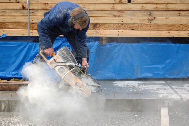 MESCO_UK's tweet photo. Regularly breathing #constructiondust can cause diseases like lung cancer, asthma, Chronic Obstructive Pulmonary Disease (COPD) and silicosis. #ConstructionWorkers have a high risk of developing these diseases because many common construction tasks can create high dust levels. https://t.co/ItznxtPY2u