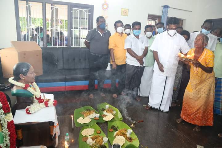 ItVck's tweet photo. #VCK_SOCIAL_MEDIA

அங்கனூரில் அக்கா என்னும் அம்மா #வான்மதி அவர்களின் 16ம் நாள் துக்க நிகழ்வில் தலைவர் #எழுச்சித்தமிழர் அவர்கள்... https://t.co/ifQogHjQKG