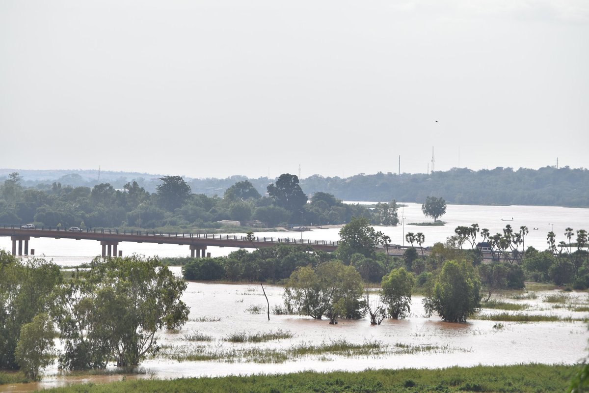A #Niamey le #Fleuve #Niger marque la hauteur #record jamais mesurée de 640 cm.