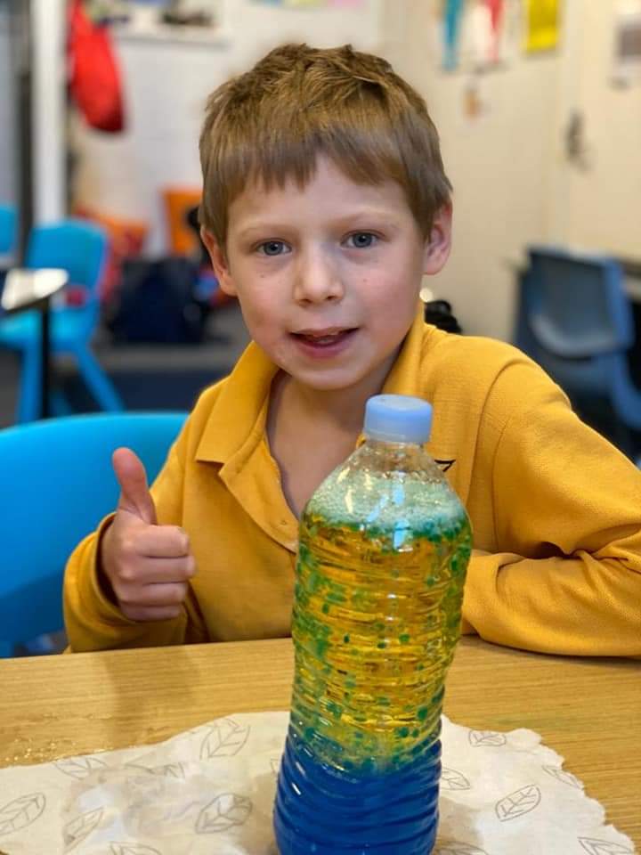 michellelgomes's tweet image. Lava Lamps  oil and water do not mix
#scienceinaction #ScienceWeek  #bridgeroadschool #engagingstudents @NSWEducation