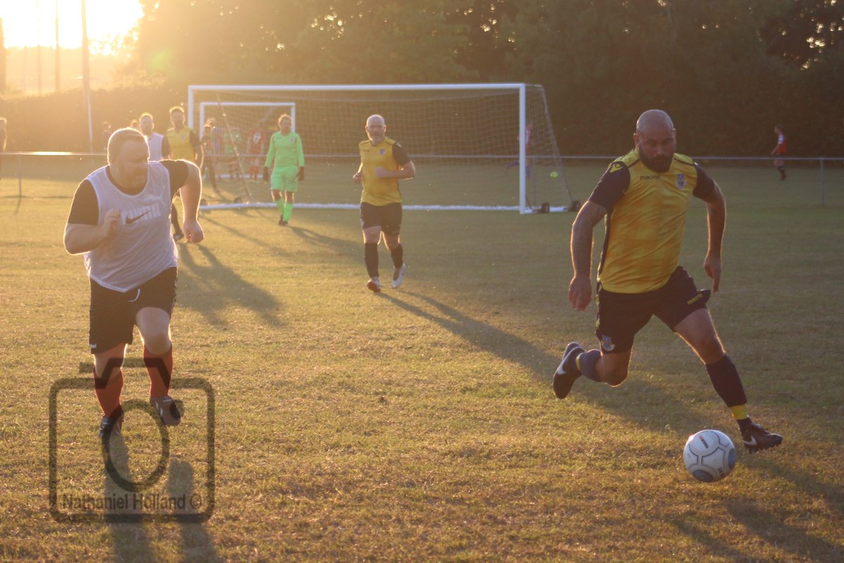 📸 Match Pics 📸

Some snaps from Tuesday's meeting between <a href="/EastleighVets/">Eastleigh FC Vets</a> and <a href="/BaddesleyParkFC/">BaddesleyParkFC</a> Vets are now available on my Facebook page!

facebook.com/media/set/?van…